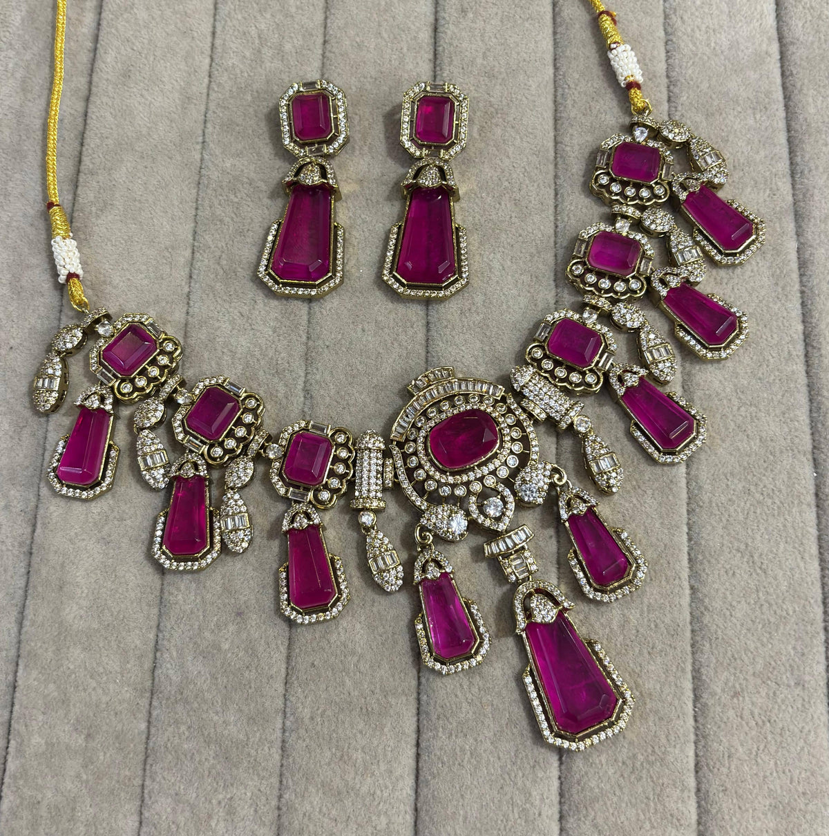 the Zevar Pulki Stone Necklace Set red mint / Metal Luxury Pastel Kundan Pulki Stone Necklace Set