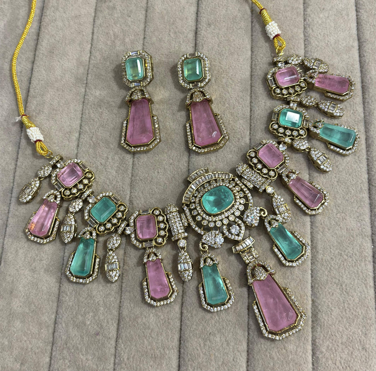 the Zevar Pulki Stone Necklace Set sea green & pink / Metal Luxury Pastel Kundan Pulki Stone Necklace Set