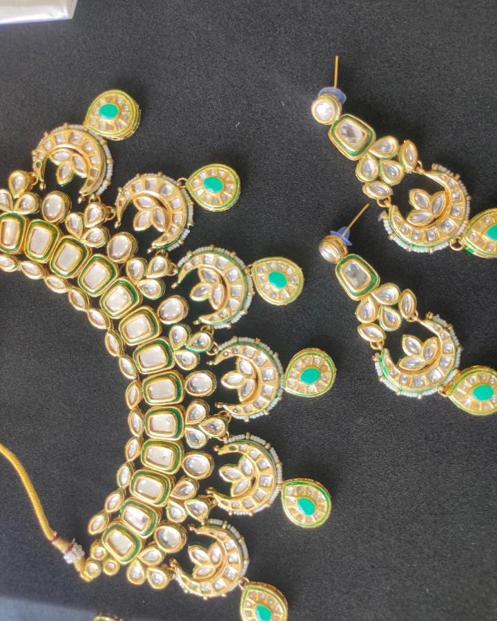 Zevar Necklace Luxurious Kundan Choker Necklace Set with Backside Meena Kari