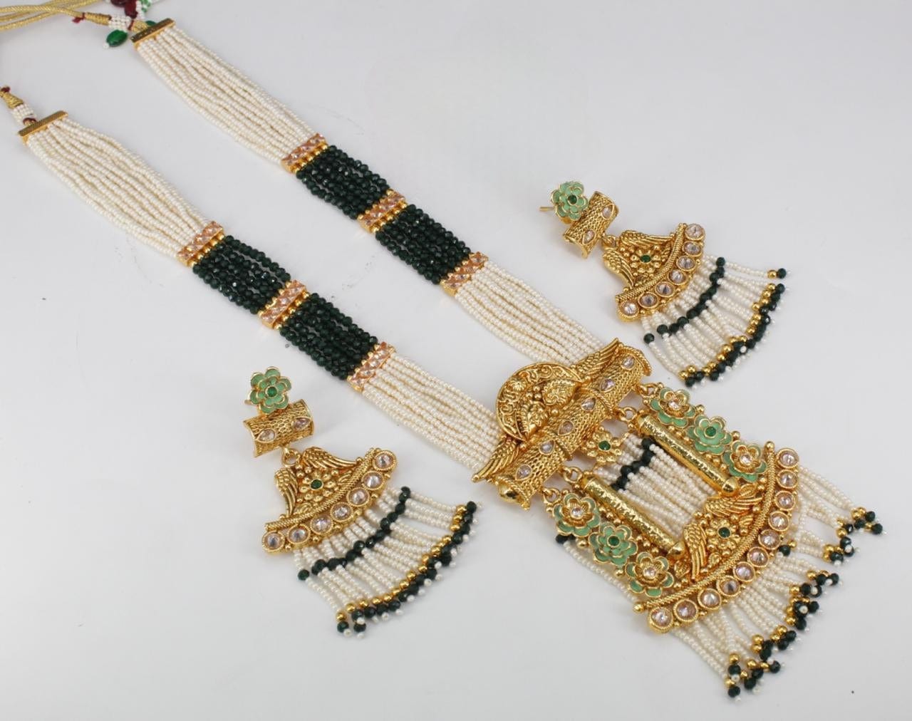 Moti set sellar in gold