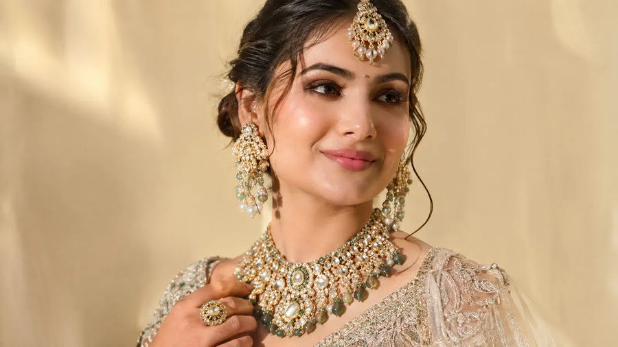 Indian bride wearing Zevar Kundan bridal necklace set and maang tikka
