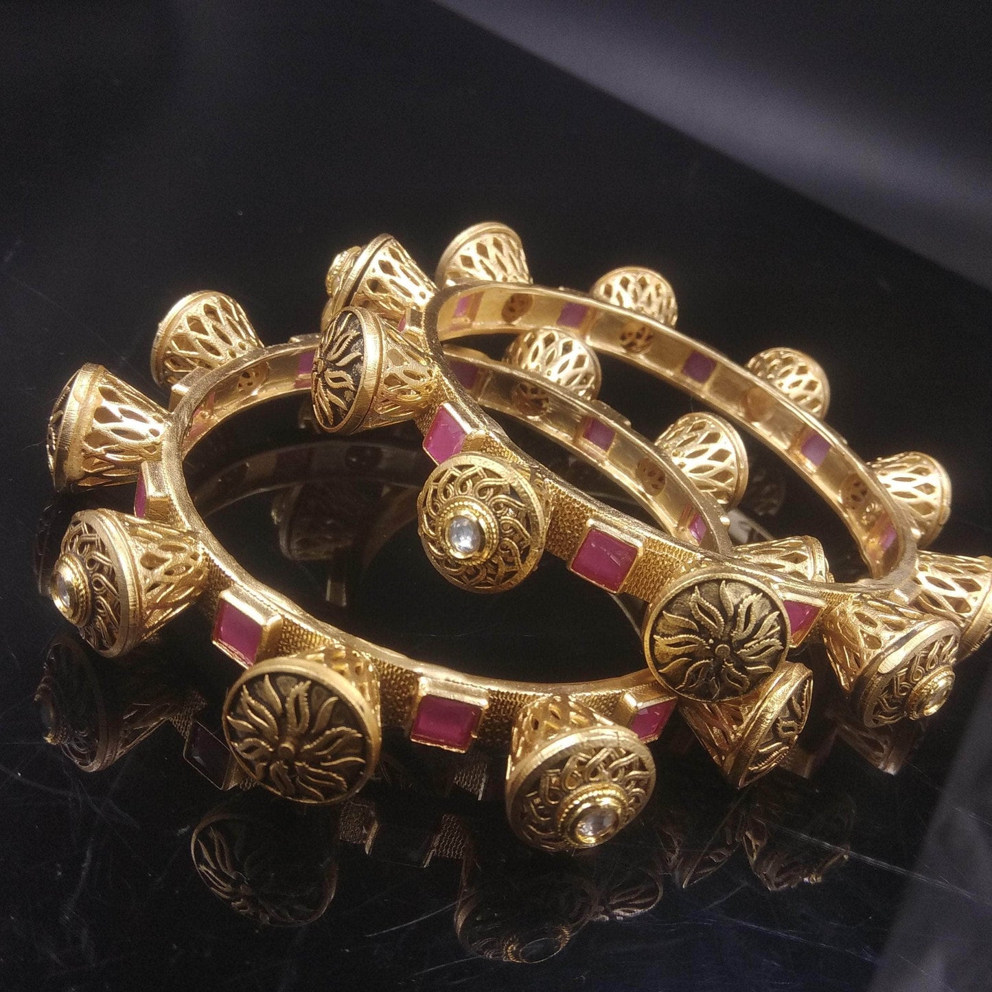 Royal looking base disigine handcrafted bangles
For woman & girls( 2.8) - Zevar
